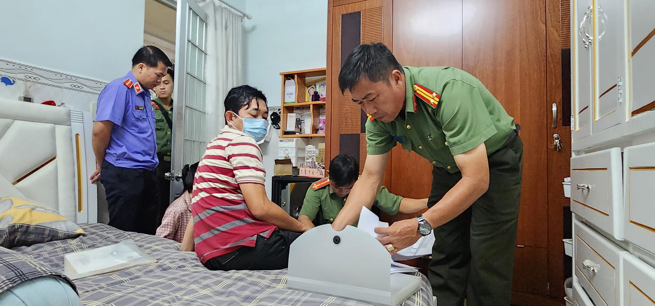 Bắt tạm giam 2 đối tượng tổ chức, môi giới cho người khác xuất cảnh trái phép