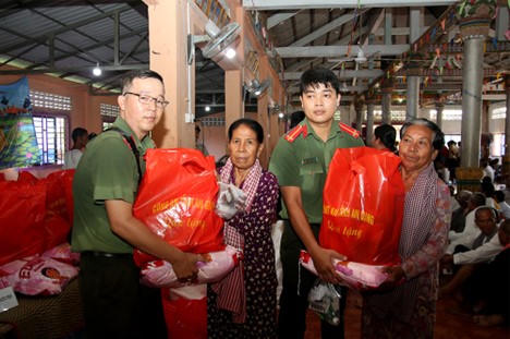 Công an tỉnh An Giang tặng quà, khám bệnh, cấp thuốc miễn phí cho 600 người dân Campuchia có hoàn cảnh khó khăn