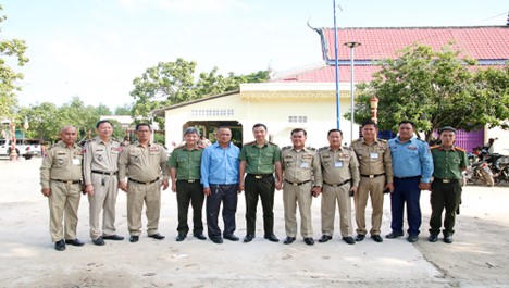 Công an tỉnh An Giang tặng quà, khám bệnh, cấp thuốc miễn phí cho 600 người dân Campuchia có hoàn cảnh khó khăn