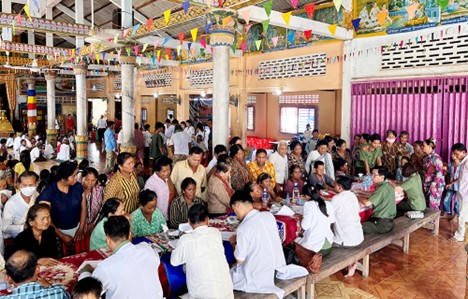 Công an tỉnh An Giang tặng quà, khám bệnh, cấp thuốc miễn phí cho 600 người dân Campuchia có hoàn cảnh khó khăn