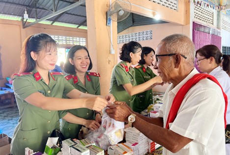 Công an tỉnh An Giang tặng quà, khám bệnh, cấp thuốc miễn phí cho 600 người dân Campuchia có hoàn cảnh khó khăn