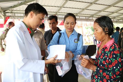 Công an tỉnh An Giang tặng quà, khám bệnh, cấp thuốc miễn phí cho 600 người dân Campuchia có hoàn cảnh khó khăn