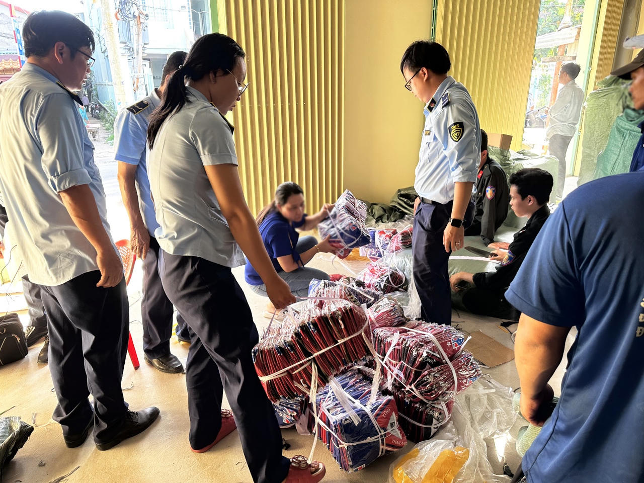 Phát hiện hai ô tô tải vận chuyển nhiều hàng hóa không rõ nguồn gốc trị giá trên 1 tỷ đồng