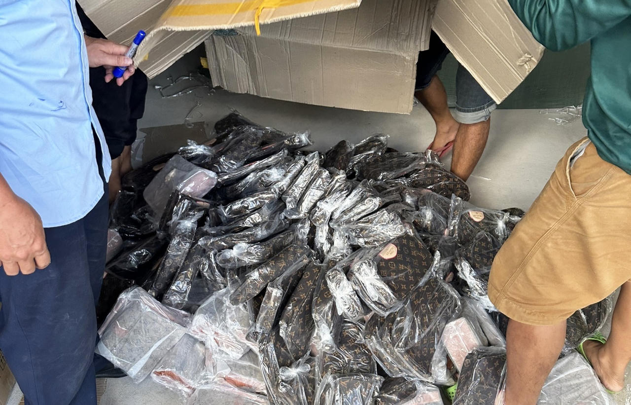 Phát hiện hai ô tô tải vận chuyển nhiều hàng hóa không rõ nguồn gốc trị giá trên 1 tỷ đồng