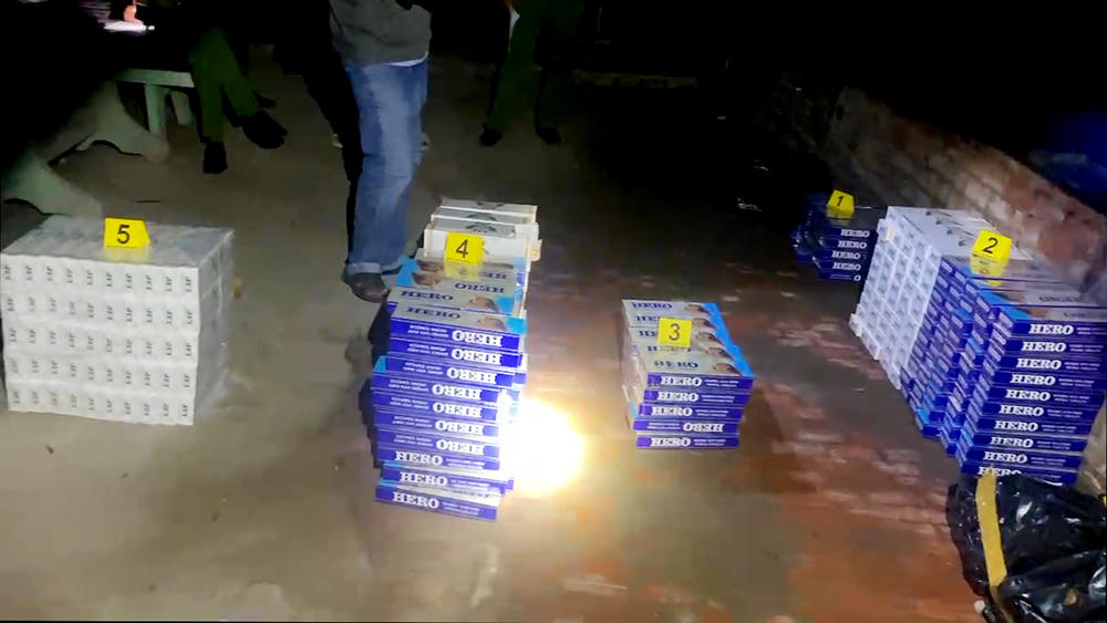 An Giang: Bắt điểm tập kết hàng lậu, thu giữ 5.030 bao thuốc lá ngoại nhập lậu