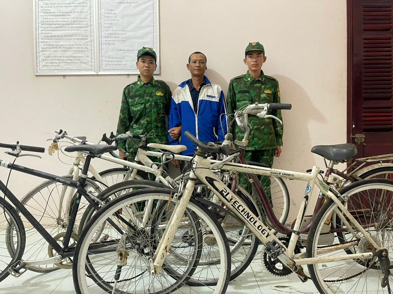 Đồn Vĩnh Ngươn bắt giữ 1 đối tượng vận chuyển xe đạp lậu