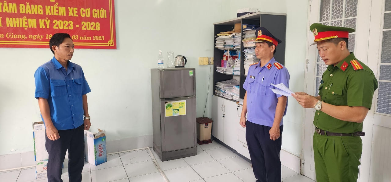 Bắt giam cán bộ Trung tâm Đăng kiểm xe cơ giới Kiên Giang 