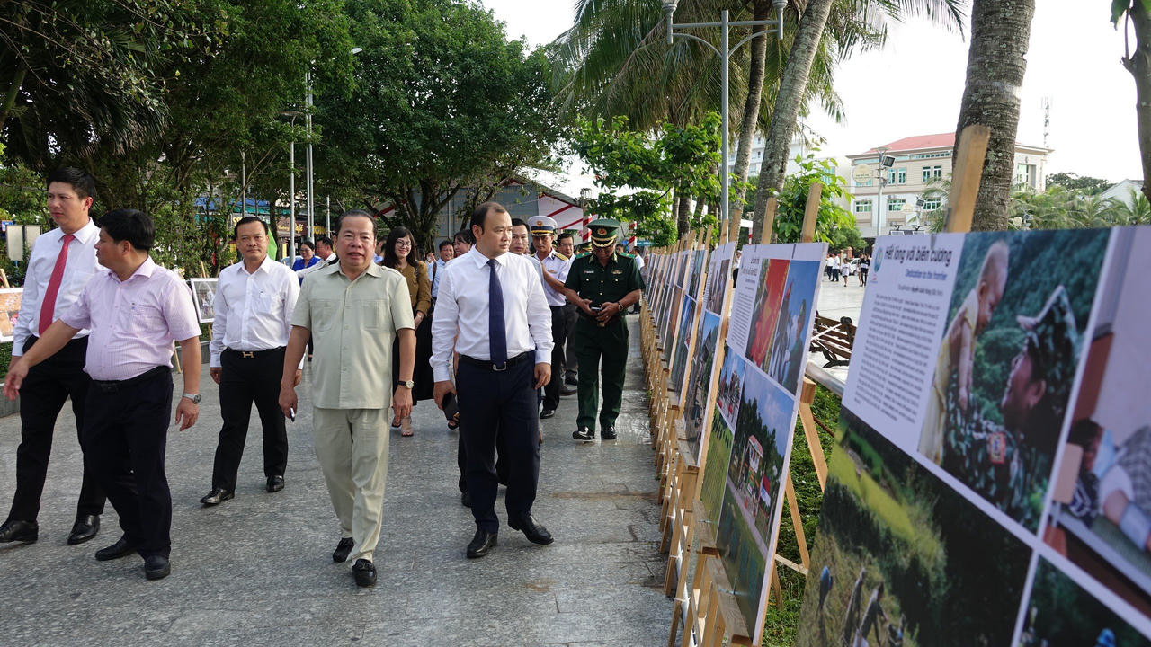 Triển lãm ảnh 'Tự hào một dải biên cương' tại TP Phú Quốc