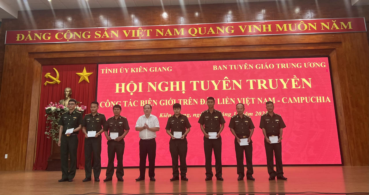Tuyên truyền công tác biên giới trên đất liền Việt Nam - Campuchia
