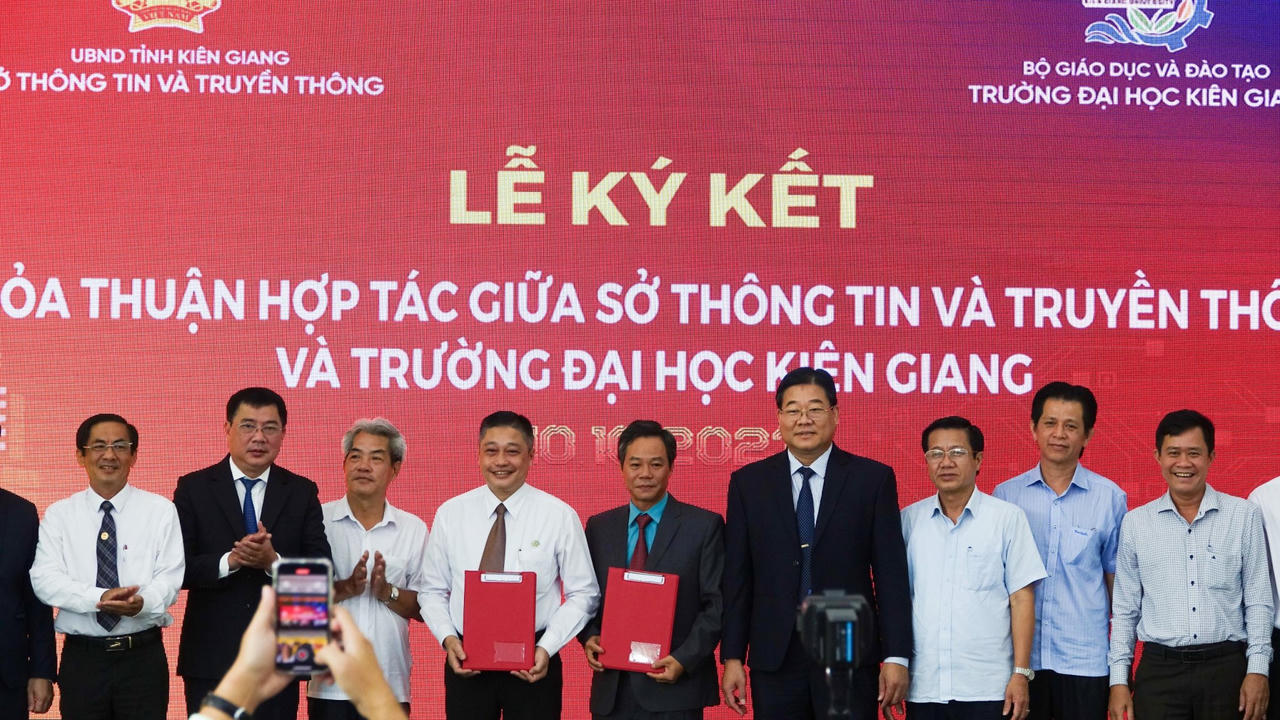 Kiên Giang Chuyển đổi số toàn diện, lấy người dân và doanh nghiệp làm trung tâm phục vụ