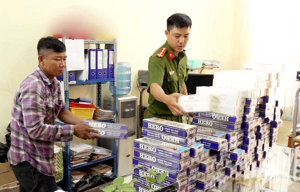 Bắt quả tang đối tượng vận chuyển hơn 1.400 bao thuốc lá lậu