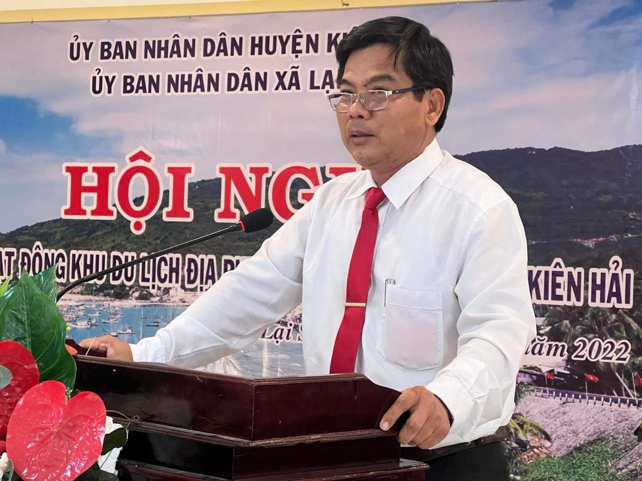 'Đi từng ngõ, gõ từng nhà' hướng dẫn người dân huyện Kiên Hải sử dụng dịch vụ số