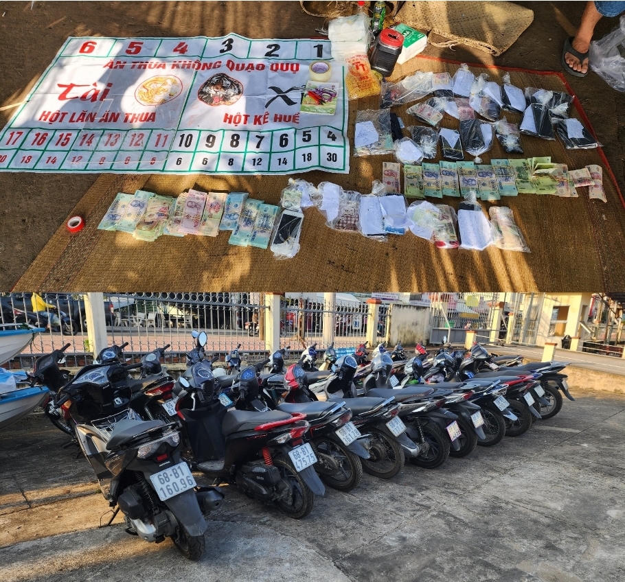 Triệt xóa tụ điểm đá gà và lắc tài xỉu ăn tiền phía sau vườn dừa