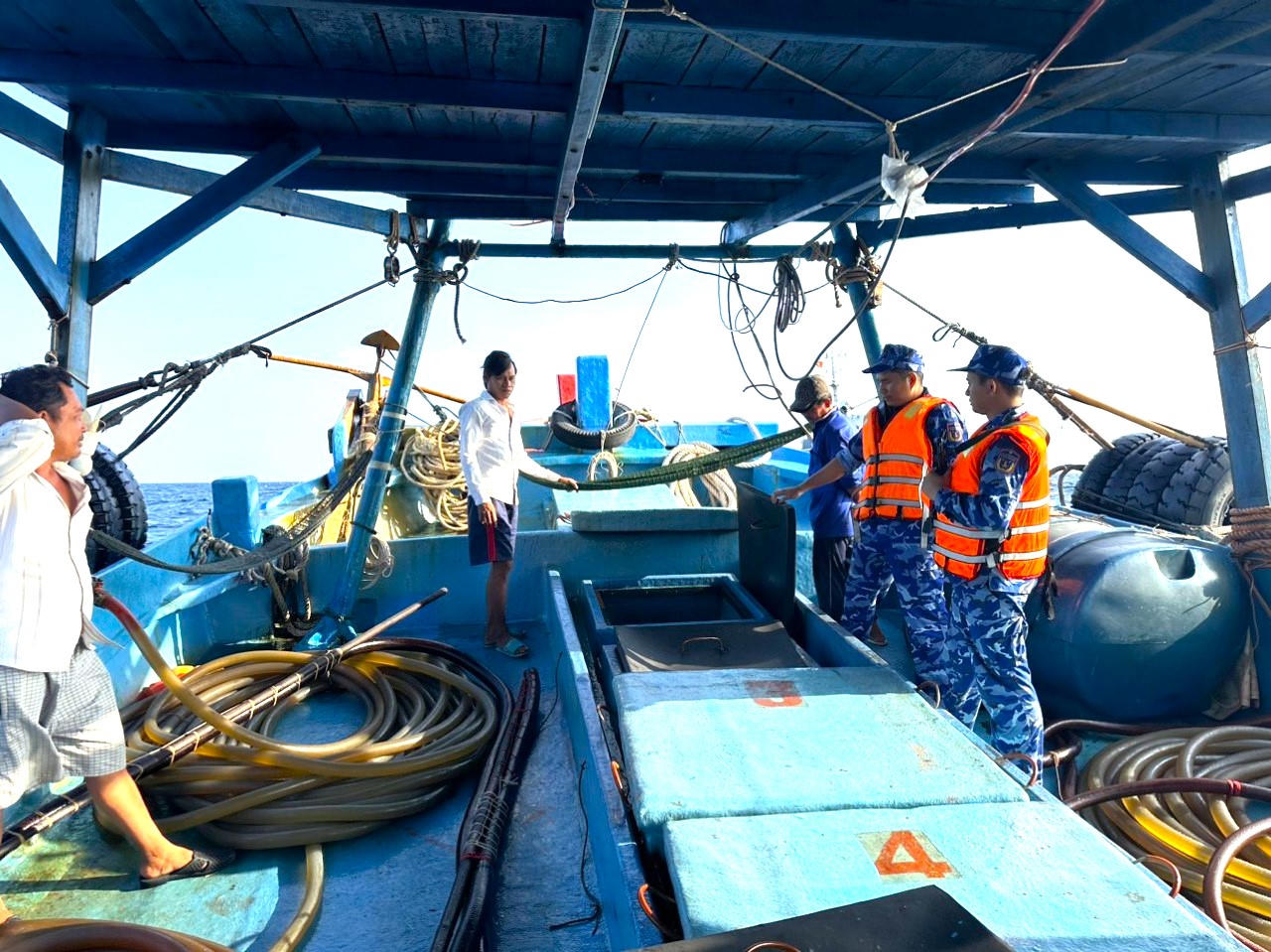 Bộ Tư lệnh Vùng Cảnh sát biển 4 bắt giữ tàu vận chuyển dầu DO trái phép