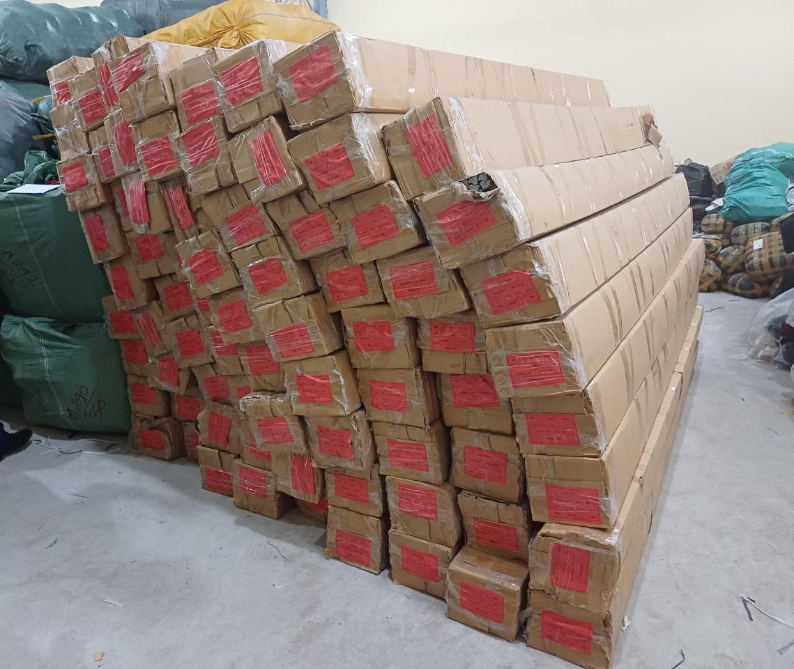 An Giang: Bắt giữ hai xe ôtô tải chở hàng hóa không rõ nguồn gốc