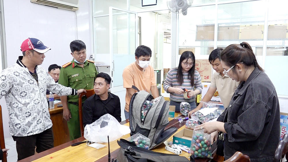 An Giang: Bắt đối tượng mang 4.200 quả pháo đi bán 