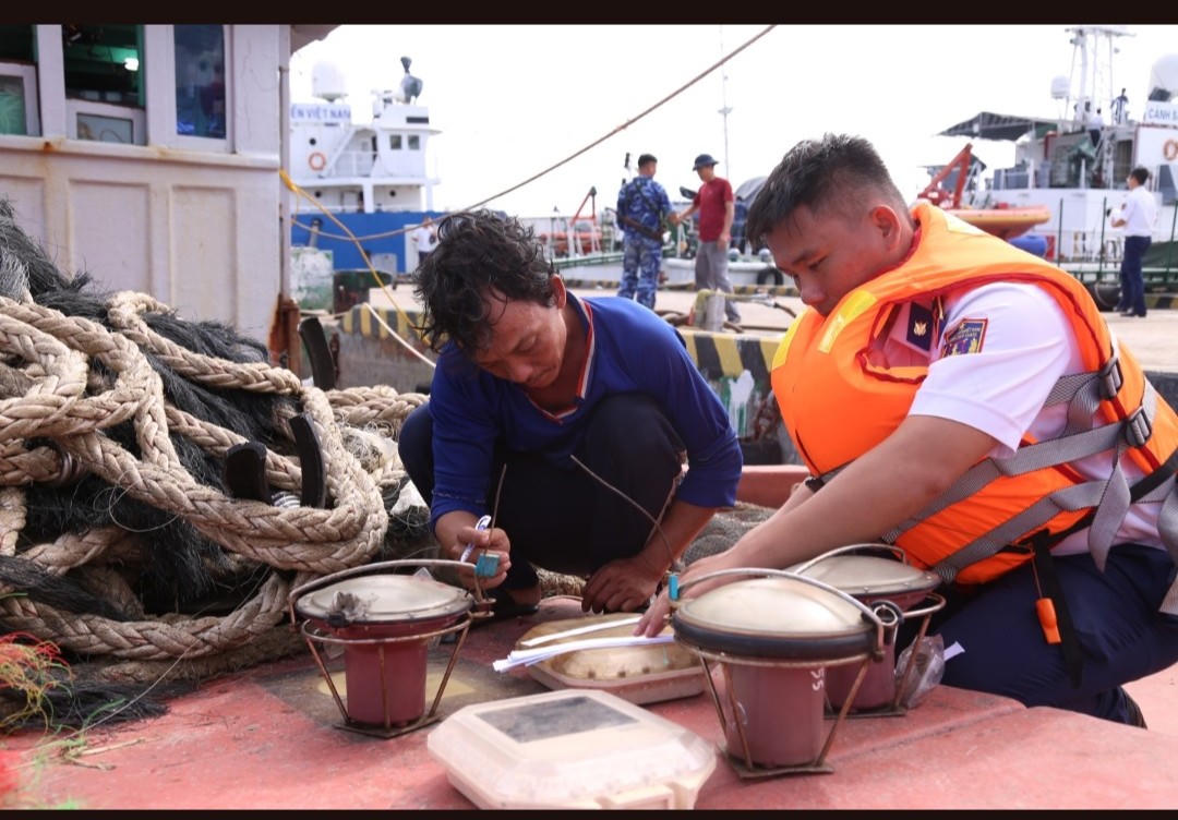 Vùng Cảnh sát biển 4 bắt giữ tàu chở thiết bị giám sát hành trình của tàu cá khác