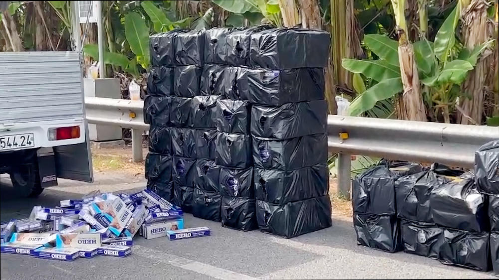 Bắt giữ ô tô tải vận chuyển 12.500 bao thuốc lá lậu 