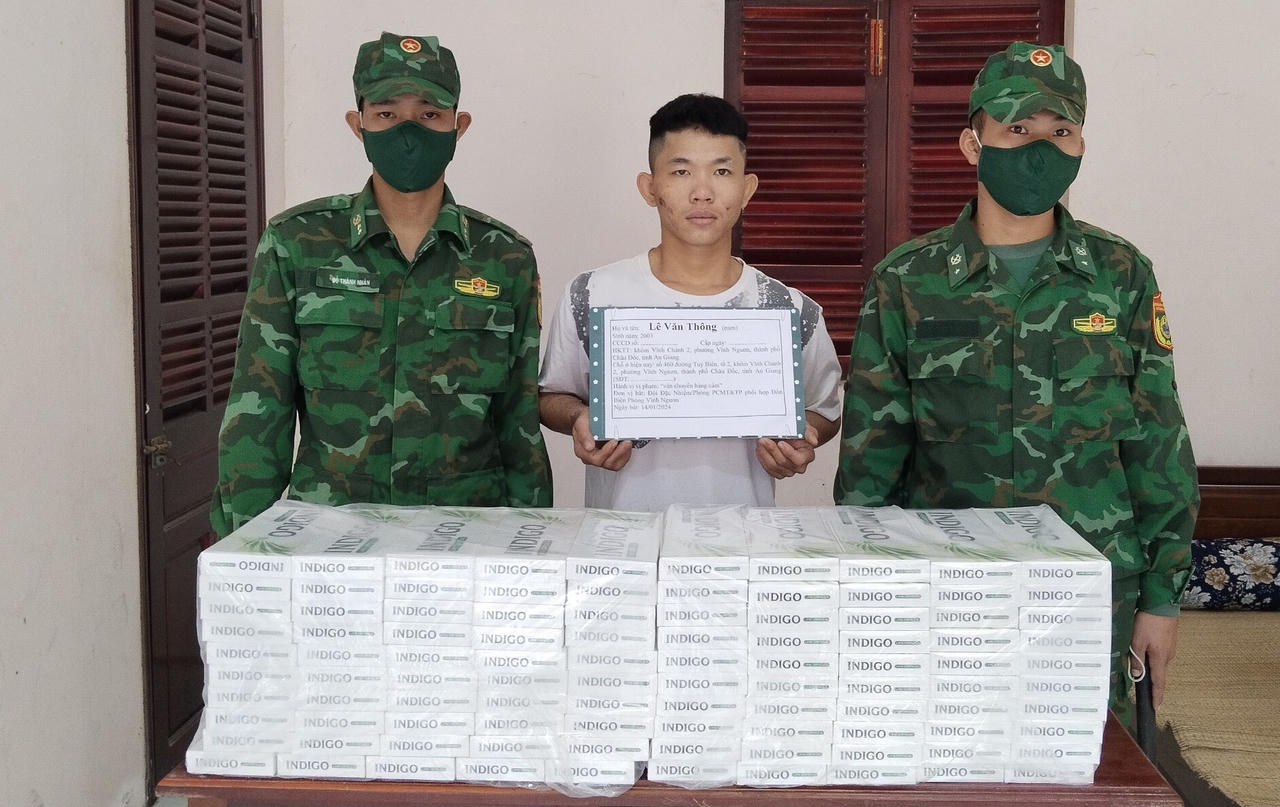 An Giang: Bắt giữ đối tượng vận chuyển một nghìn bao thuốc lá lậu