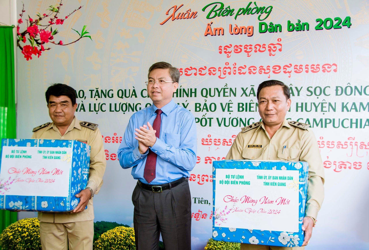 Ấm tình với lực lượng quản lý, bảo vệ biên giới giáp Campuchia