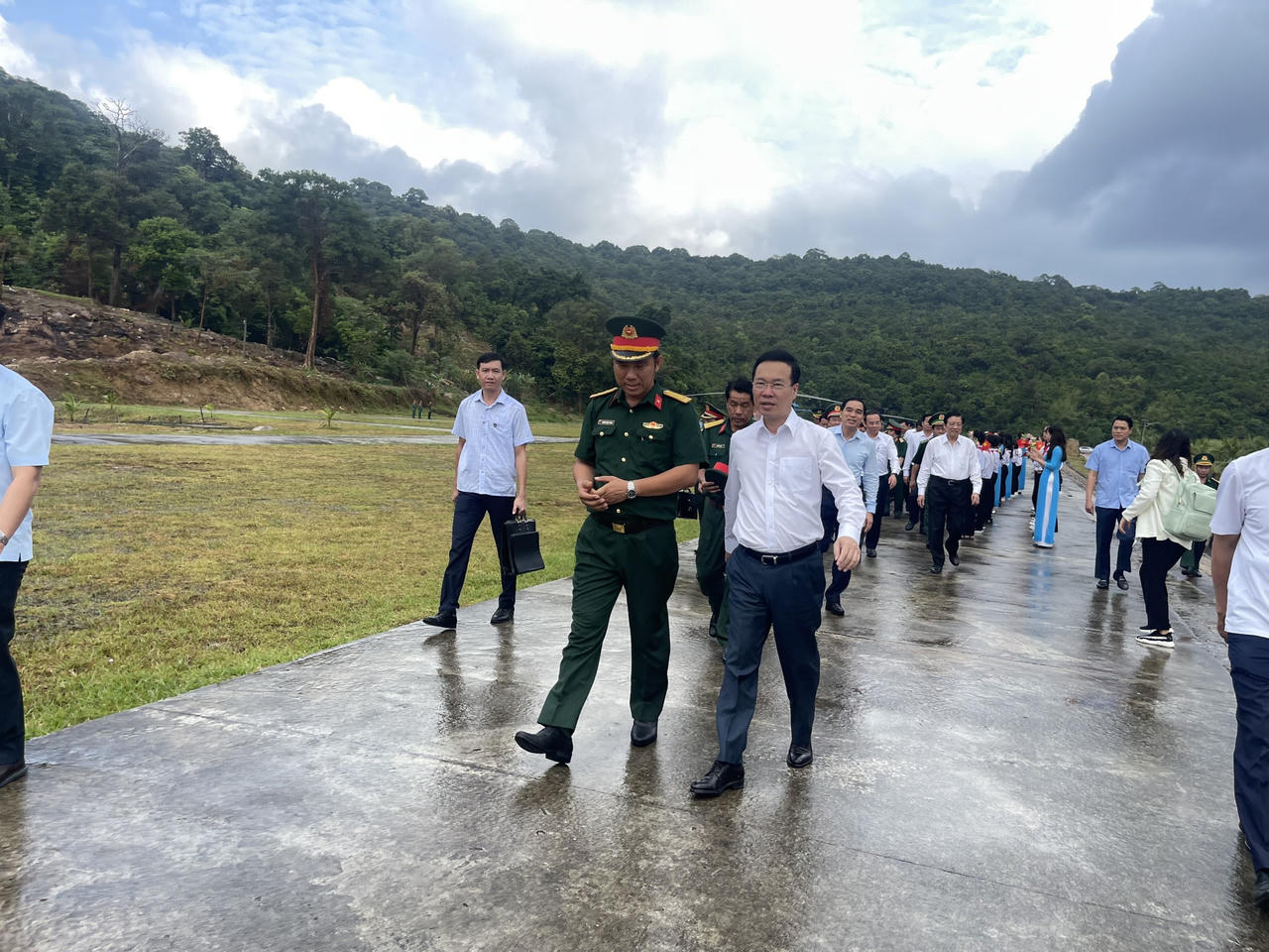 Chủ tịch nước thăm, tặng quà Tết cho chiến sĩ và người dân trên đảo Thổ Châu