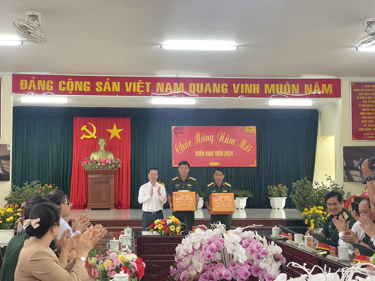 Chủ tịch nước thăm, tặng quà Tết cho chiến sĩ và người dân trên đảo Thổ Châu