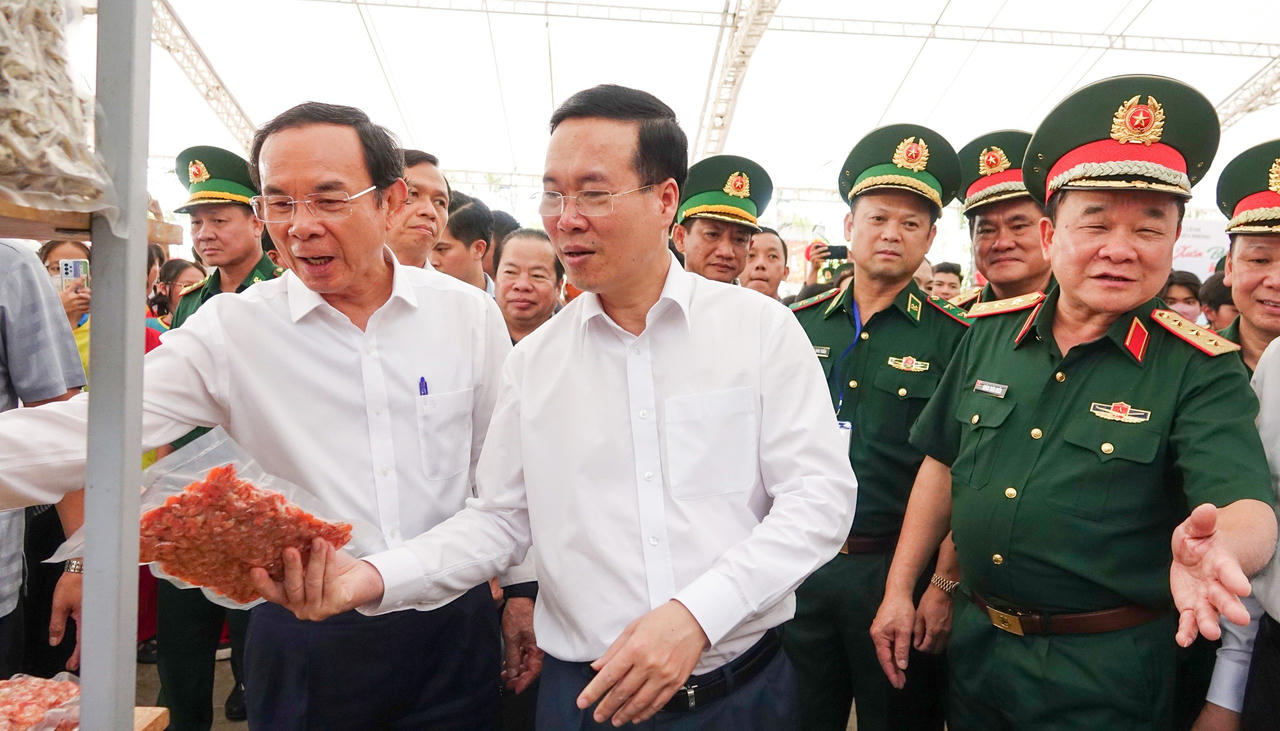 Chủ tịch nước tham dự Chương trình 'Xuân biên phòng ấm lòng dân bản'