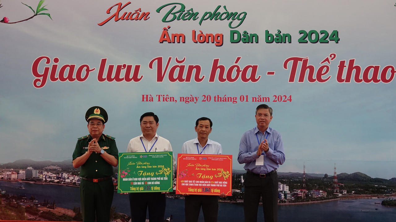 Chủ tịch nước tham dự Chương trình 'Xuân biên phòng ấm lòng dân bản'