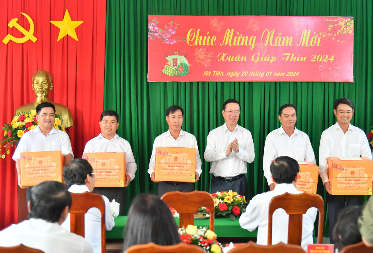 Chủ tịch nước tham dự Chương trình 'Xuân biên phòng ấm lòng dân bản'