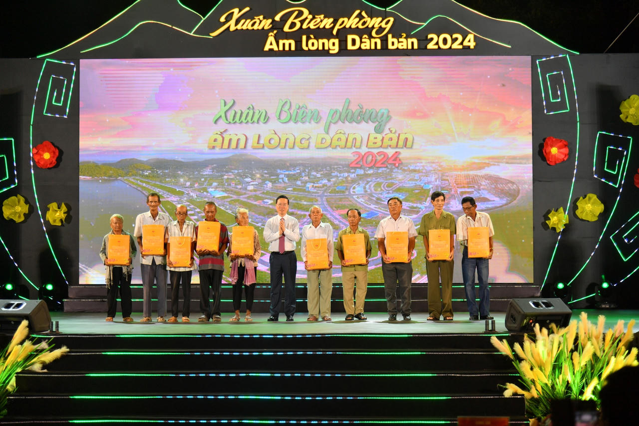 Chủ tịch nước tham dự Chương trình 'Xuân biên phòng ấm lòng dân bản'