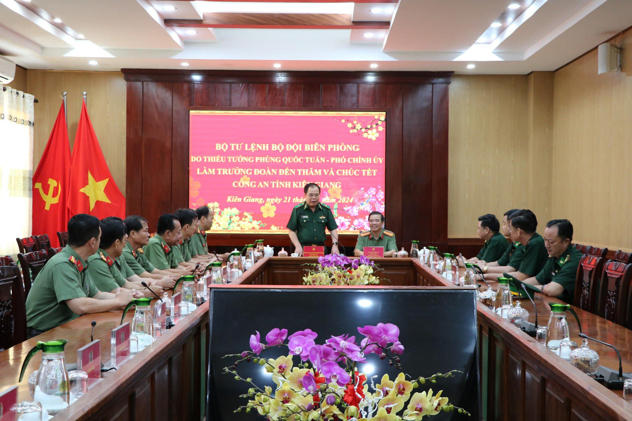 Bộ Tư lệnh Bộ đội Biên phòng thăm và chúc Tết Công an tỉnh Kiên Giang