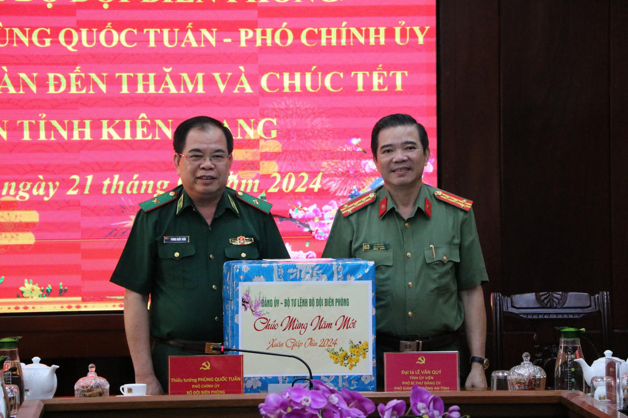 Bộ Tư lệnh Bộ đội Biên phòng thăm và chúc Tết Công an tỉnh Kiên Giang