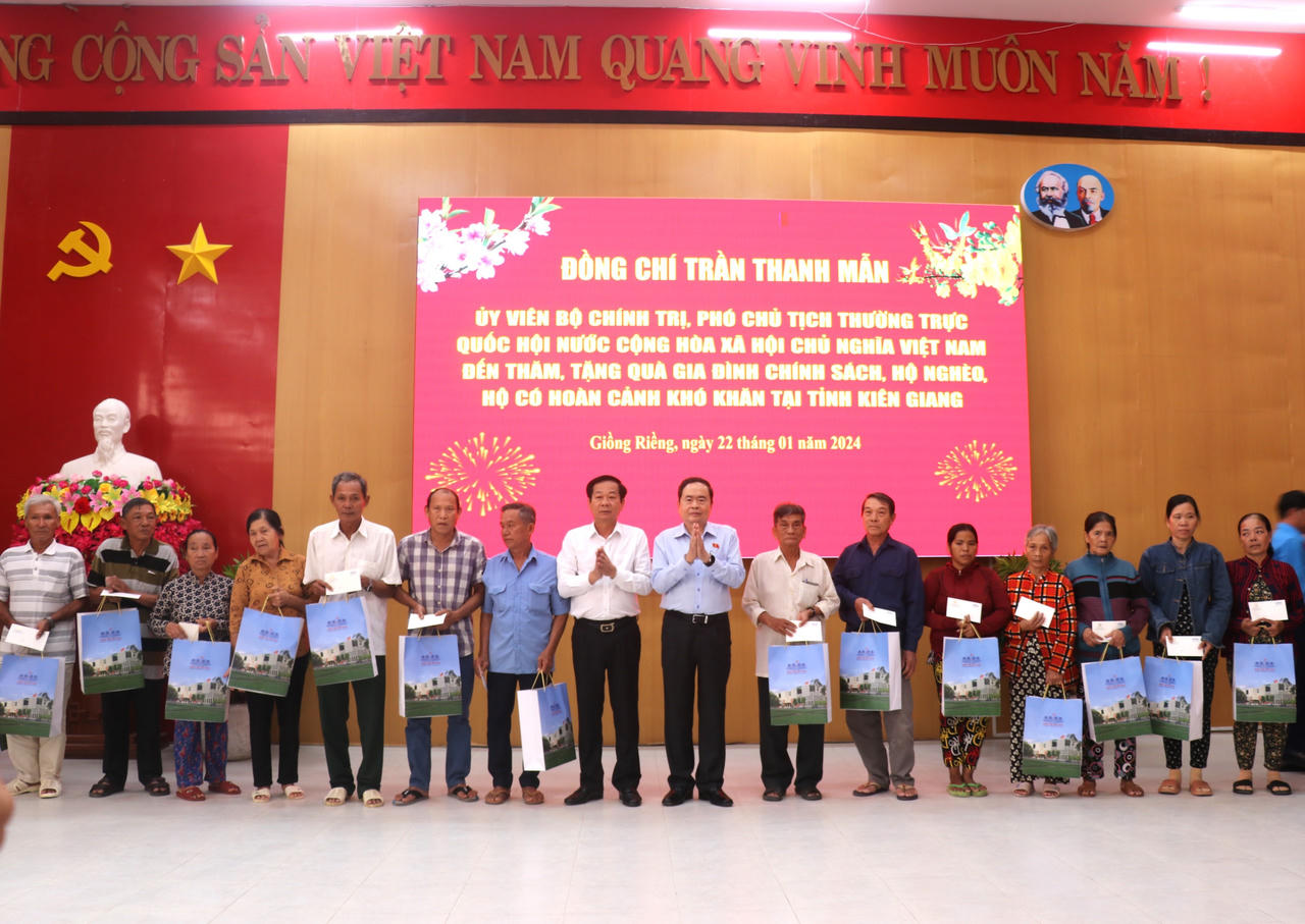 Phó Chủ tịch Thường trực Quốc hội thăm, tặng quà Tết cho gia đình chính sách tại Kiên Giang