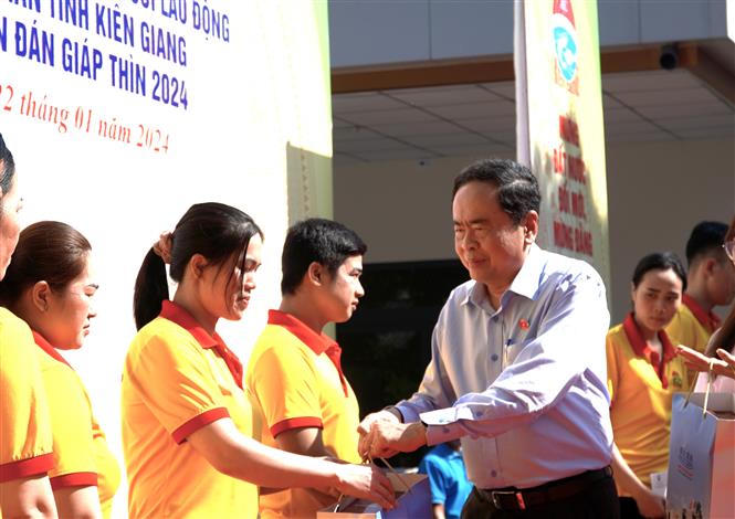 Phó Chủ tịch Thường trực Quốc hội thăm, tặng quà Tết cho gia đình chính sách tại Kiên Giang