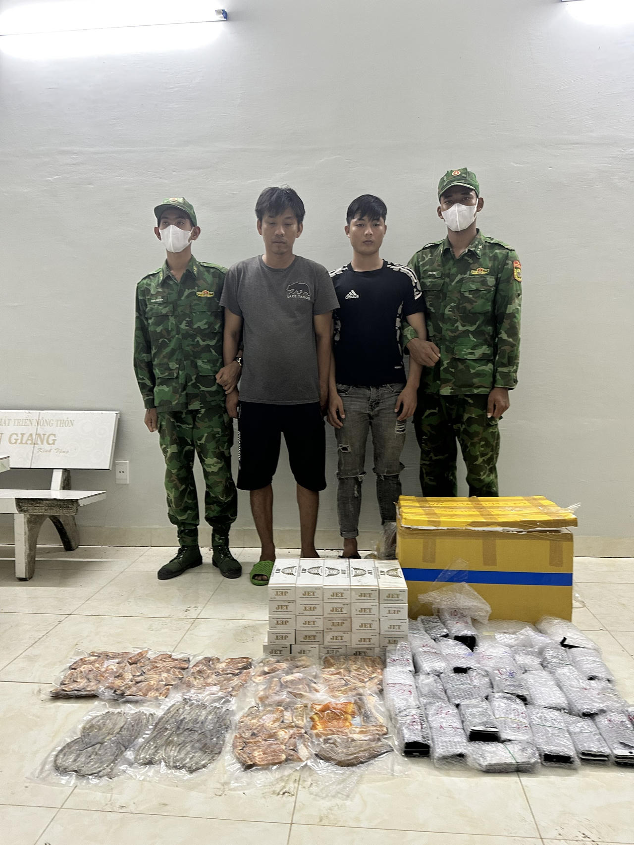 An Giang: Bắt đối tượng buôn lậu số lượng lớn màn hình máy tính bảng, điện thoại di động và thuốc lá