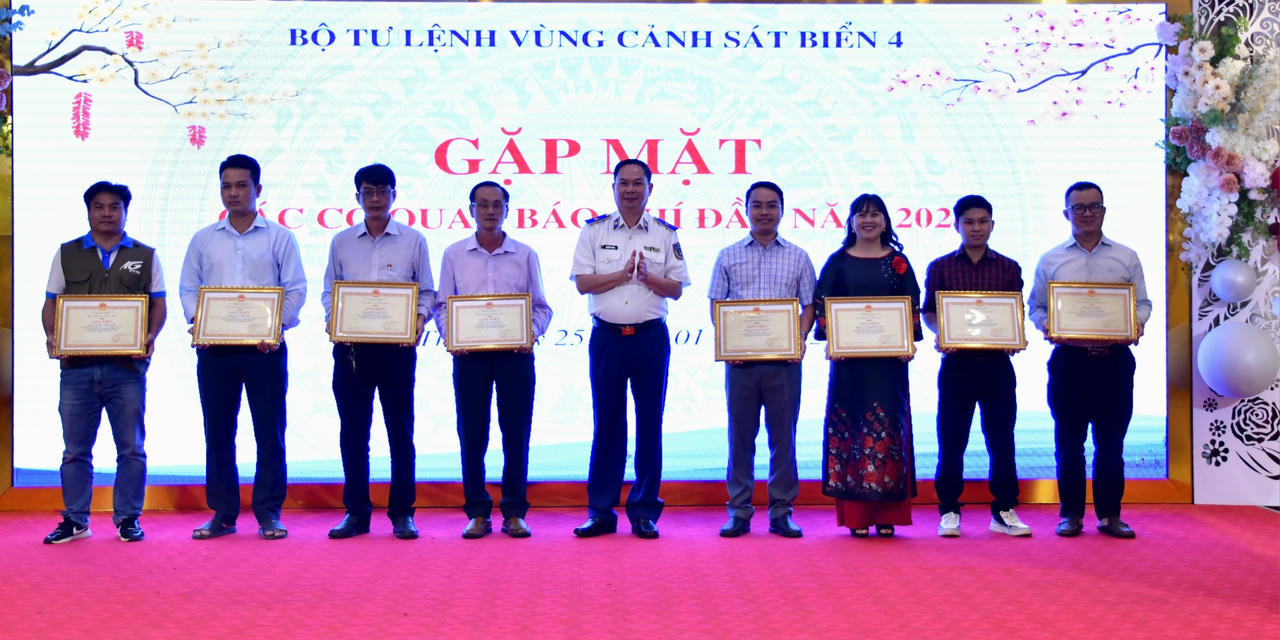 Phóng viên Báo Pháp luật Việt Nam được nhận giấy khen từ Bộ Tư lệnh Vùng Cảnh sát biển 4
