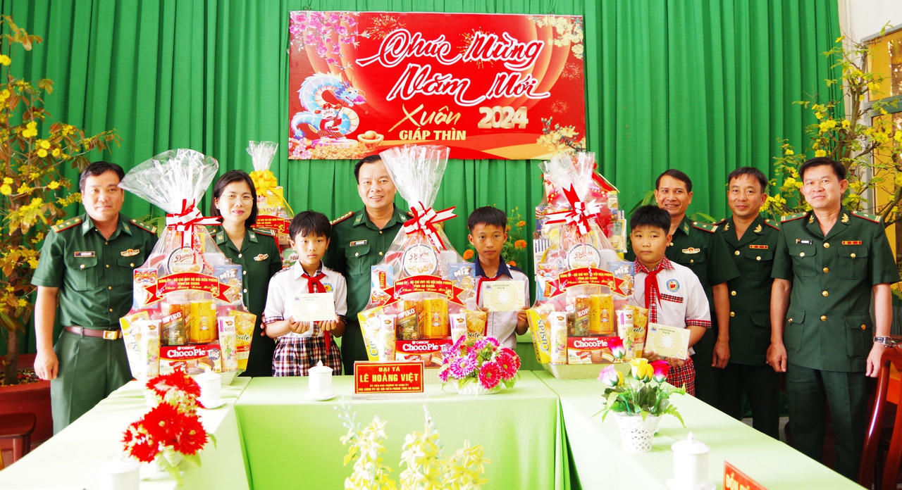 Thăm, tặng quà mẹ Việt Nam anh hùng và con nuôi Đồn Biên phòng