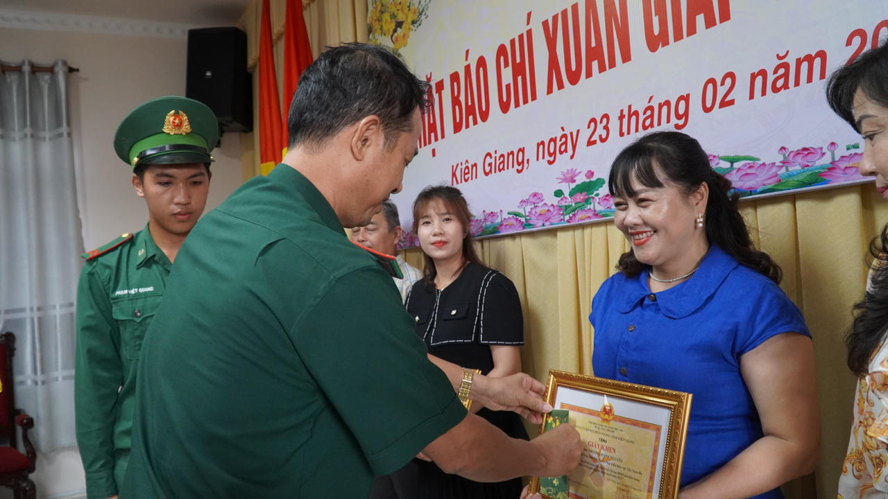 Bộ đội Biên phòng tỉnh Kiên Giang tổ chức trao giải hai cuộc thi về Biên phòng