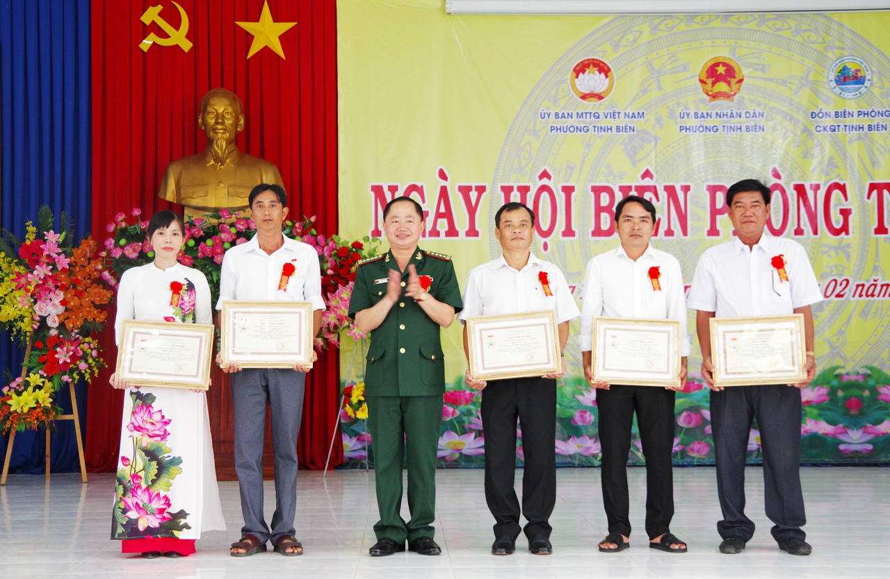 Rộn ràng ngày Hội Biên phòng toàn dân ở biên giới An Giang