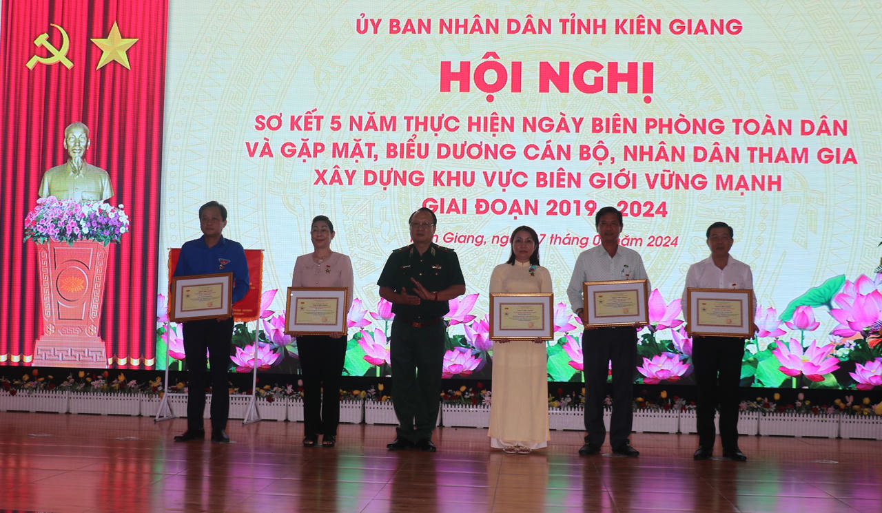 Biên phòng Kiên Giang giúp dân lao động sản xuất, xây nhà và phòng chống tội phạm bảo vệ chủ quyền biên giới