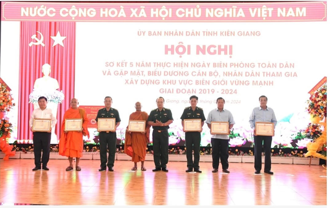 Biên phòng Kiên Giang giúp dân lao động sản xuất, xây nhà và phòng chống tội phạm bảo vệ chủ quyền biên giới