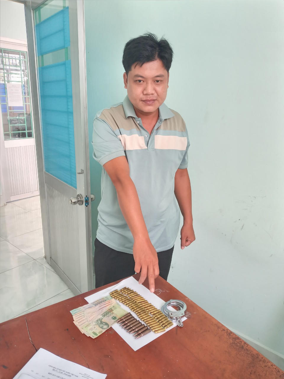 Kiểm tra đối tượng nghi lừa đảo phát hiện gần 60 viên đạn