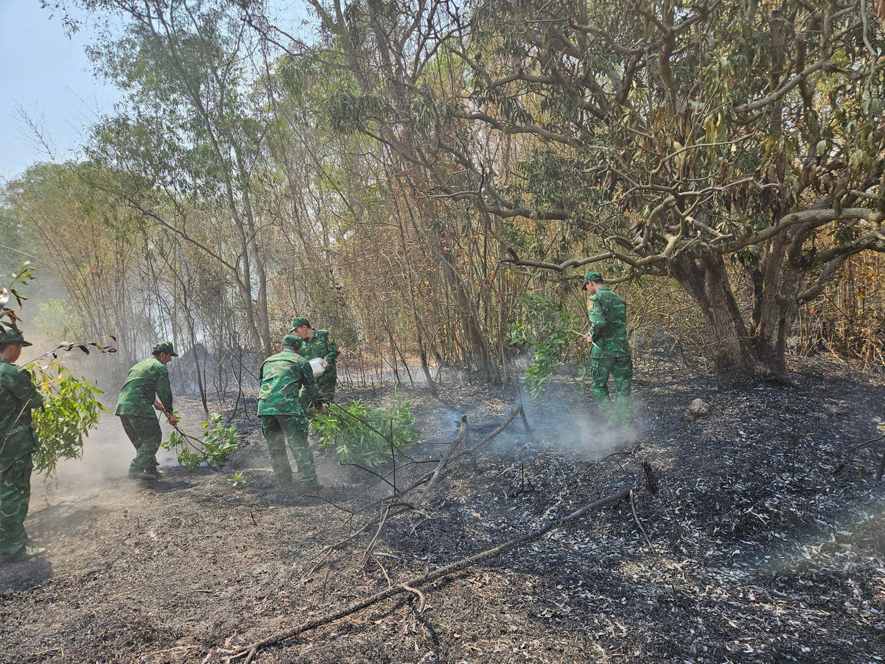 Đồn Biên phòng cửa khẩu quốc tế Tịnh Biên giúp người dân chữa cháy