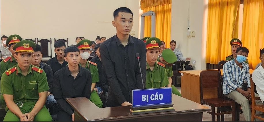 Phạt tù nhóm thanh thiếu niên dùng hung khí chém nhầm 2 người suýt mất mạng