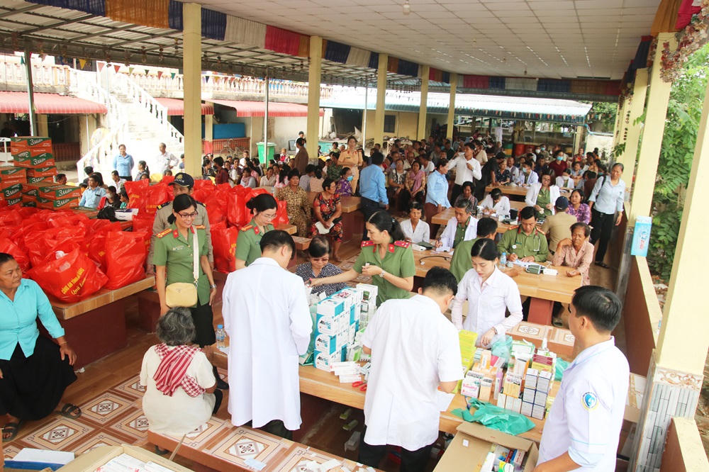 Bác sỹ Công an tỉnh An Giang khám bệnh miễn phí, tặng quà cho người dân ở Campuchia