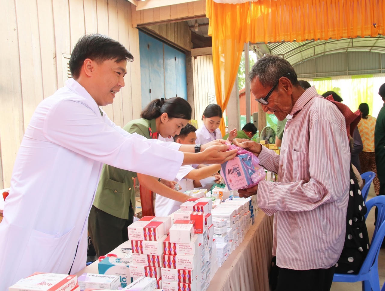 Bác sỹ Công an tỉnh An Giang khám bệnh miễn phí, tặng quà cho người dân ở Campuchia