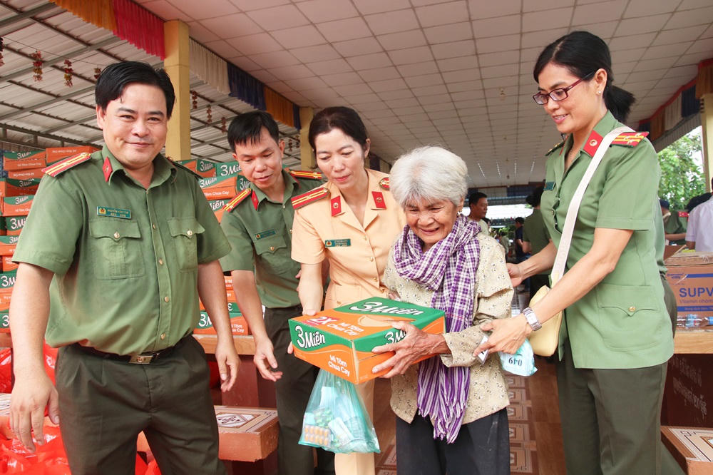 Bác sỹ Công an tỉnh An Giang khám bệnh miễn phí, tặng quà cho người dân ở Campuchia