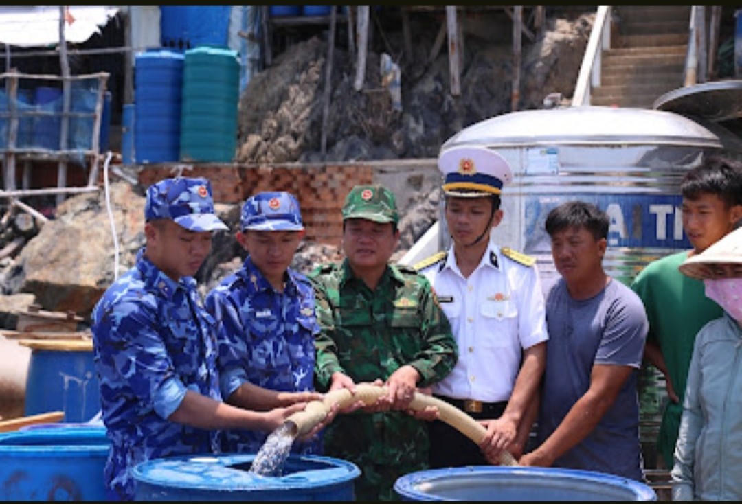 350.000 lít nước ngọt của Bộ Tư lệnh Vùng Cảnh sát biển 4 đã đến với Nhân dân đảo Hòn Chuối