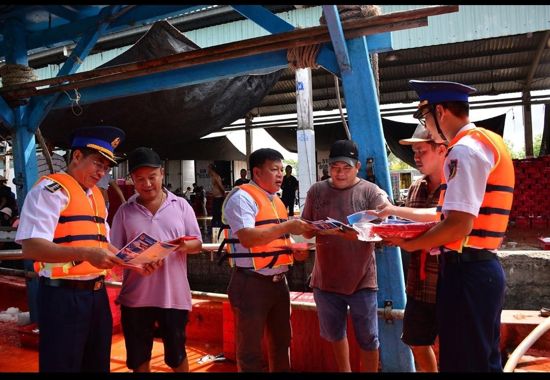 Vùng Cảnh Sát biển 4 phổ biến các quy định mới về khai thác hải sản