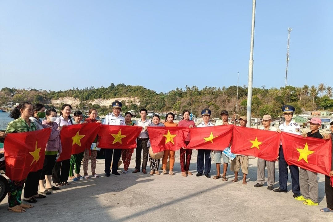 Vùng Cảnh Sát biển 4 phổ biến các quy định mới về khai thác hải sản